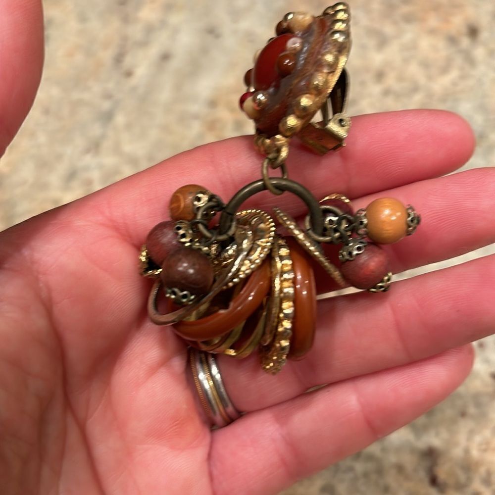 Woman's beaded clip on earring. It's only one earring - Picture 5 of 8